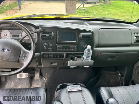 2006 Ford F-350 XL z VIN 1FTWW31P56EC45345, wystawiony jako Copart lot #52298495 z przebiegiem 69 876 mil mil oraz Czysty tytuł • Clean title. Historia ofert i sprzedaży dostępna na DreamBid. Obrazek 8.