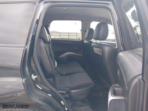2010 Mitsubishi Outlander XLS with VIN JA4JT4AX6AZ002549, listed as a IAAI auction lot 41669290 with 136,757 mi miles. Bid and sale history available at carsss.com. Image 8.