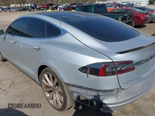 2014 Tesla Model S 60 z VIN 5YJSA1H16EFP28486, wystawiony jako IAAI lot #41887484 z przebiegiem 99 271 mil mil oraz . Historia ofert i sprzedaży dostępna na DreamBid. Obrazek 3.