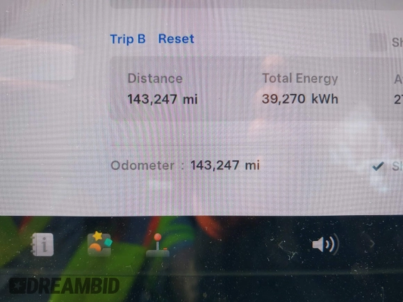 2018 Tesla Model 3 Long Range Battery z VIN 5YJ3E1EB2JF103096, wystawiony jako IAAI lot #42016324 z przebiegiem 143 247 mil mil oraz . Historia ofert i sprzedaży dostępna na DreamBid. Obrazek 16.