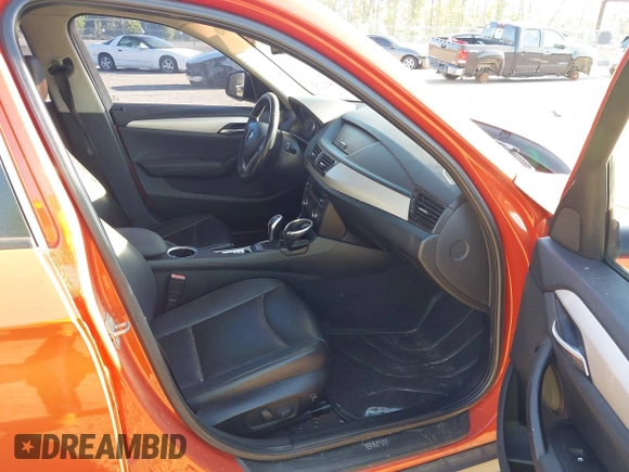 2013 BMW X1 28i z VIN WBAVM1C58DVW45105, wystawiony jako IAAI lot #42049919 z przebiegiem 141 020 mil mil oraz . Historia ofert i sprzedaży dostępna na DreamBid. Obrazek 5.