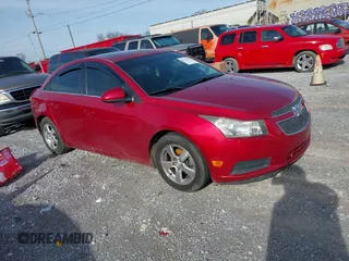 2014 Chevrolet Cruze 1LT z VIN 1G1PC5SB7E7279391, wystawiony jako IAAI lot #41573088 z przebiegiem 117 642 mil mil oraz . Historia ofert i sprzedaży dostępna na DreamBid. Obrazek 1.