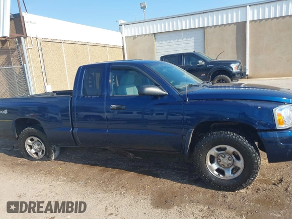 2005 Dodge Dakota z VIN 1D7HW22N05S254041, wystawiony jako IAAI lot #40369728 z przebiegiem 152 520 mil mil oraz . Historia ofert i sprzedaży dostępna na DreamBid. Obrazek 13.