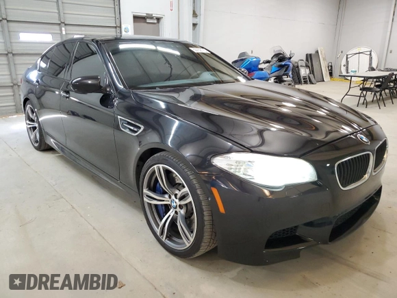 2013 BMW M5 z VIN WBSFV9C5XDC772672, wystawiony jako Copart lot #53732175 z przebiegiem 83 665 mil mil oraz Tytuł czysty. Historia ofert i sprzedaży dostępna na DreamBid. Obrazek 4.