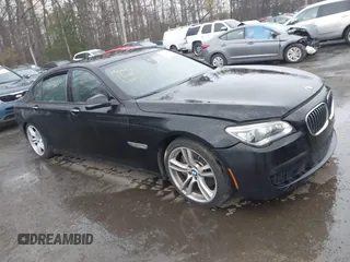 2013 BMW 7 Series 750Li z VIN WBAYE8C53DD133504, wystawiony jako IAAI lot #42005346 z przebiegiem 142 894 mil mil oraz . Historia ofert i sprzedaży dostępna na DreamBid. Obrazek 1.