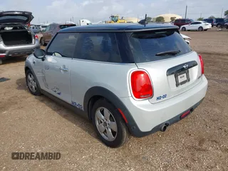 2017 MINI Hardtop Cooper z VIN WMWXP5C35H3C64595, wystawiony jako IAAI lot #42078919 z przebiegiem 93 141 mil mil oraz . Historia ofert i sprzedaży dostępna na DreamBid. Obrazek 3.
