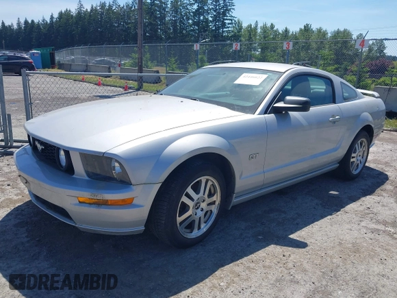 2006 Ford Mustang GT Deluxe z VIN 1ZVHT82H065175045, wystawiony jako IAAI lot #42446022 z przebiegiem 144 165 mil mil oraz . Historia ofert i sprzedaży dostępna na DreamBid. Obrazek 17.