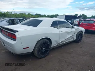 2012 Dodge Challenger R/T z VIN 2C3CDYBT2CH155385, wystawiony jako IAAI lot #42210312 z przebiegiem 111 892 mil mil oraz . Historia ofert i sprzedaży dostępna na DreamBid. Obrazek 4.