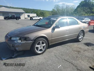 1999 Toyota Camry LE z VIN JT2BG22K0X0295893, wystawiony jako Copart lot #56183655 z przebiegiem 327 172 mil mil oraz Szkoda całkowita • Salvage title. Historia ofert i sprzedaży dostępna na DreamBid. Obrazek 1.