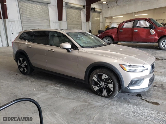 2024 Volvo V60 Cross Country Plus with VIN YV4L12WY5R2136187, listed as a Copart auction lot 66405344 with 5,137 mi miles and Salvage Title. Bid and sale history available at carsss.com. Image 4.