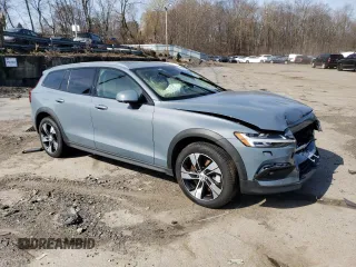 2023 Volvo V60 Plus z VIN YV4L12WZ6P2110672, wystawiony jako Copart lot #46479924 z przebiegiem 12 077 mil mil oraz . Historia ofert i sprzedaży dostępna na DreamBid. Obrazek 4.