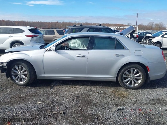 2019 Chrysler 300 Touring with VIN 2C3CCARG2KH618269, listed as a IAAI auction lot 40858225 with 45,300 mi miles. Bid and sale history available at carsss.com. Image 15.