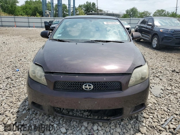 2010 Scion tC z VIN JTKDE3B7XA0306227, wystawiony jako Copart lot #58722595 z przebiegiem Nie podano mil oraz Czysty tytuł • Clean title. Historia ofert i sprzedaży dostępna na DreamBid. Obrazek 5.