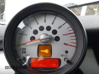2011 MINI Clubman z VIN WMWZF3C55BT188172, wystawiony jako IAAI lot #41387090 z przebiegiem 176 300 mil mil oraz . Historia ofert i sprzedaży dostępna na DreamBid. Obrazek 7.