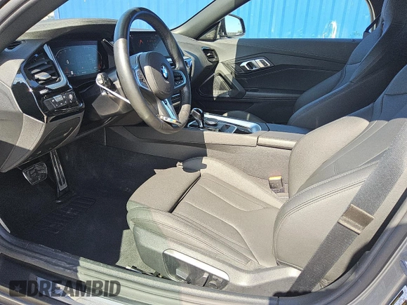 2025 BMW Z4 sDrive30i z VIN WBAHF3C08SWY40779, wystawiony jako Copart lot #56997015 z przebiegiem 18 324 mil mil oraz Tytuł czysty. Historia ofert i sprzedaży dostępna na DreamBid. Obrazek 7.