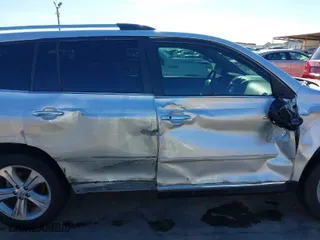 2011 Toyota Highlander Limited with VIN 5TDYK3EH0BS035151, listed as a IAAI auction lot 41281405 with 104,582 mi miles. Bid and sale history available at carsss.com. Image 13.