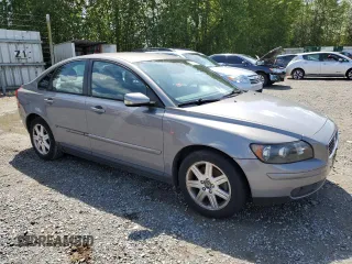 2004 Volvo S40 z VIN YV1MS382742006255, wystawiony jako Copart lot #57217135 z przebiegiem 66 740 mil mil oraz Szkody całkowita. Historia ofert i sprzedaży dostępna na DreamBid. Obrazek 4.