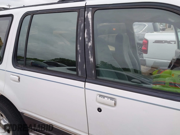 1996 Ford Explorer XL z VIN 1FMDU34XXTZA17284, wystawiony jako IAAI lot #42208106 z przebiegiem 167 098 mil mil oraz . Historia ofert i sprzedaży dostępna na DreamBid. Obrazek 6.
