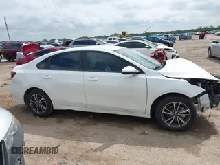 2023 Kia Forte LXS z VIN 3KPF24AD7PE686469, wystawiony jako IAAI lot #42112744 z przebiegiem 103 937 mil mil oraz . Historia ofert i sprzedaży dostępna na DreamBid. Obrazek 13.