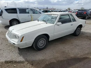 1982 Ford Mustang z VIN 1FABP10B4CF156223, wystawiony jako Copart lot #49129595 z przebiegiem 52 455 mil mil oraz Czysty tytuł • Clean title. Historia ofert i sprzedaży dostępna na DreamBid. Obrazek 1.
