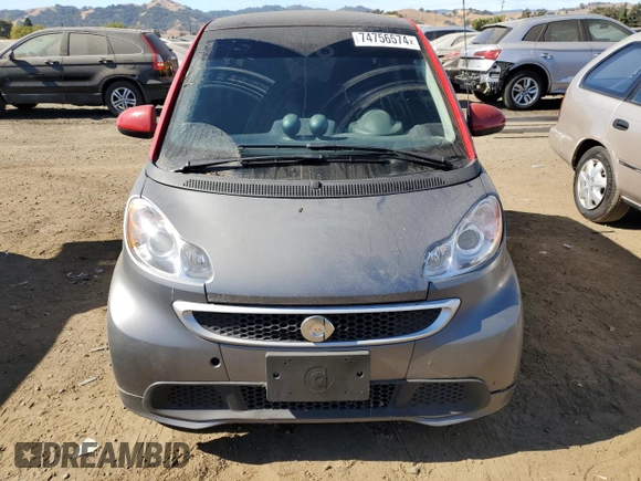 2014 Smart fortwo Passion z VIN WMEEJ9AA6EK792201, wystawiony jako Copart lot #74756574 z przebiegiem 17 282 mil mil oraz Szkody całkowita. Historia ofert i sprzedaży dostępna na DreamBid. Obrazek 5.