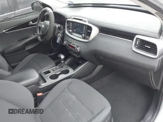 2019 Kia Sorento LX z VIN 5XYPG4A5XKG447654, wystawiony jako IAAI lot #41943667 z przebiegiem 84 241 mil mil oraz . Historia ofert i sprzedaży dostępna na DreamBid. Obrazek 5.