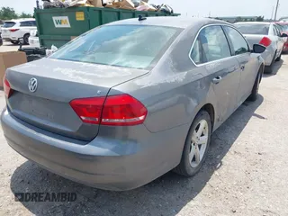 2012 Volkswagen Passat SE z VIN 1VWBP7A33CC040949, wystawiony jako IAAI lot #42306574 z przebiegiem 177 773 mil mil oraz . Historia ofert i sprzedaży dostępna na DreamBid. Obrazek 4.