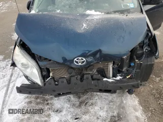 2011 Toyota Sienna XLE z VIN 5TDDK3DC2BS023443, wystawiony jako Copart lot #88552205 z przebiegiem Nie podano mil oraz Nie do naprawy • Non repairable. Historia ofert i sprzedaży dostępna na DreamBid. Obrazek 12.