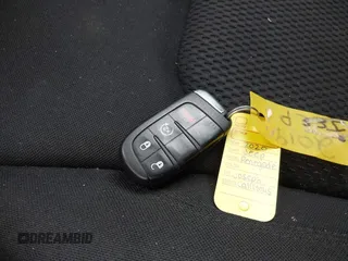 2019 Jeep Renegade Latitude z VIN ZACNJBBB9KPK60761, wystawiony jako IAAI lot #41769316 z przebiegiem 79 505 mil mil oraz . Historia ofert i sprzedaży dostępna na DreamBid. Obrazek 11.