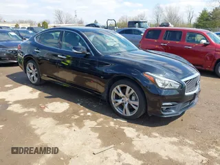 2015 Infiniti Q70 z VIN JN1BY1ARXFM562402, wystawiony jako IAAI lot #41910400 z przebiegiem 131 469 mil mil oraz . Historia ofert i sprzedaży dostępna na DreamBid. Obrazek 1.