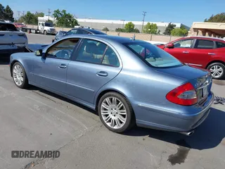 2007 Mercedes-Benz E 350 z VIN WDBUF56X57B124408, wystawiony jako IAAI lot #42185213 z przebiegiem 93 149 mil mil oraz . Historia ofert i sprzedaży dostępna na DreamBid. Obrazek 3.