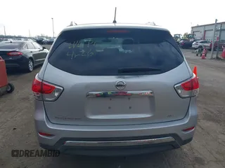 2015 Nissan Pathfinder S z VIN 5N1AR2MM7FC688083, wystawiony jako IAAI lot #42156969 z przebiegiem 99 752 mil mil oraz . Historia ofert i sprzedaży dostępna na DreamBid. Obrazek 16.