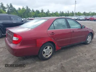2003 Toyota Camry LE z VIN 4T1BF32K63U050174, wystawiony jako IAAI lot #42260843 z przebiegiem 210 486 mil mil oraz . Historia ofert i sprzedaży dostępna na DreamBid. Obrazek 12.