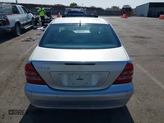 2002 Mercedes-Benz C 230/260/280/320 с VIN WDBRF61J62F233802, выставлен на аукционе IAAI как лот 42574637 с пробегом 238 810 миль миль и . История ставок и продаж доступна на DreamBid. Изображение 16.