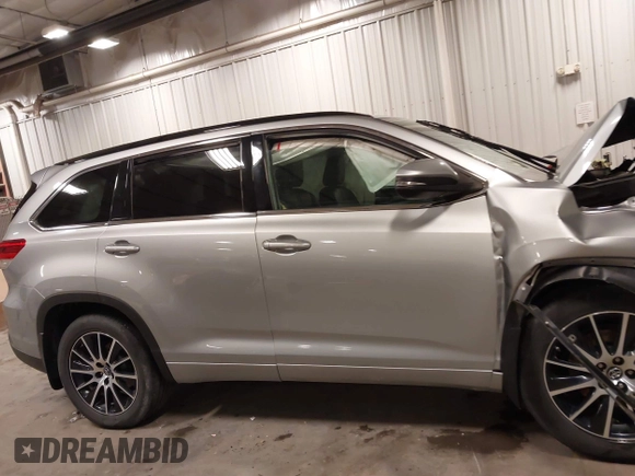 2018 Toyota Highlander SE z VIN 5TDJZRFH7JS551309, wystawiony jako IAAI lot #41801990 z przebiegiem 132 970 mil mil oraz . Historia ofert i sprzedaży dostępna na DreamBid. Obrazek 14.