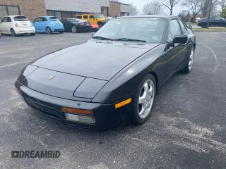 1987 Porsche 944 z VIN WP0AA2958HN152067, wystawiony jako Copart lot #53847675 z przebiegiem 46 994 mil mil oraz Szkoda całkowita • Salvage title. Historia ofert i sprzedaży dostępna na DreamBid. Obrazek 2.
