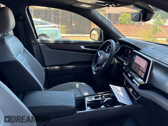 2024 Volkswagen Atlas SEL R-Line with VIN 1V2AE2CA3RC239395, listed as a Copart auction lot 64673685 with 1,724 mi miles and Clean title. Bid and sale history available at DreamBid. Image 5.