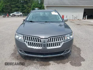 2011 Lincoln MKZ z VIN 3LNHL2GC1BR760958, wystawiony jako IAAI lot #42423731 z przebiegiem 131 602 mil mil oraz . Historia ofert i sprzedaży dostępna na DreamBid. Obrazek 13.