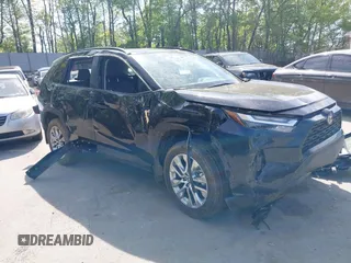 2025 Toyota RAV4 XLE Premium z VIN 2T3A1RFV5SC510207, wystawiony jako IAAI lot #42242552 z przebiegiem 5 628 mil mil oraz . Historia ofert i sprzedaży dostępna na DreamBid. Obrazek 1.
