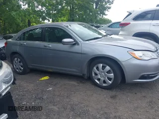 2014 Chrysler 200 LX z VIN 1C3CCBAB6EN211217, wystawiony jako IAAI lot #42169450 z przebiegiem 97 948 mil mil oraz . Historia ofert i sprzedaży dostępna na DreamBid. Obrazek 12.
