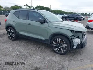 2024 Volvo XC40 Plus Dark Theme с VIN YV4L12UL4R2316929, выставлен на аукционе IAAI как лот 41408080 с пробегом 12 104 миль миль и . История ставок и продаж доступна на DreamBid. Изображение 1.