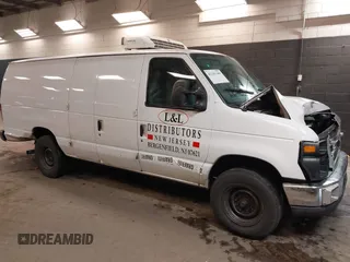 2014 Ford Econoline Cargo Commercial z VIN 1FTSS3EL3EDA06883, wystawiony jako IAAI lot #41201589 z przebiegiem 154 796 mil mil oraz . Historia ofert i sprzedaży dostępna na DreamBid. Obrazek 1.