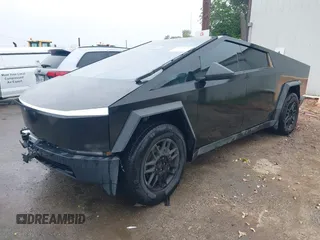 2024 Tesla Cybertruck z VIN 7G2CEHED6RA048460, wystawiony jako IAAI lot #42433721 z przebiegiem 8 019 mil mil oraz . Historia ofert i sprzedaży dostępna na DreamBid. Obrazek 2.