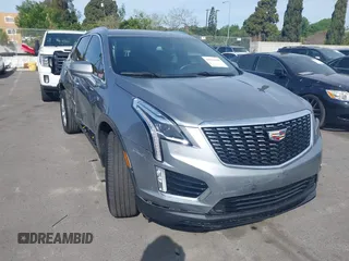 2023 Cadillac XT5 FWD Luxury z VIN 1GYKNAR49PZ137556, wystawiony jako IAAI lot #41934199 z przebiegiem 13 298 mil mil oraz . Historia ofert i sprzedaży dostępna na DreamBid. Obrazek 1.