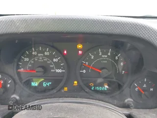 2008 Jeep Wrangler Unlimited X z VIN 1J4GA39138L641138, wystawiony jako IAAI lot #42376300 z przebiegiem 215 026 mil mil oraz . Historia ofert i sprzedaży dostępna na DreamBid. Obrazek 7.