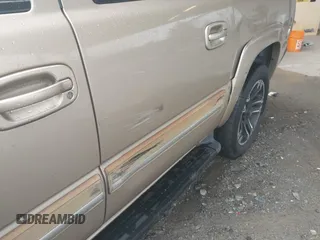 2005 Chevrolet Suburban LT z VIN 1GNFK16Z35J213484, wystawiony jako IAAI lot #42251630 z przebiegiem 384 604 mil mil oraz . Historia ofert i sprzedaży dostępna na DreamBid. Obrazek 6.