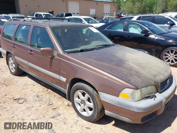 1998 Volvo V70 XC with VIN YV1LZ5646W2443819, listed as a IAAI auction lot 41977494 with 138,922 mi miles. Bid and sale history available at carsss.com. Image 1.