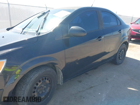 2013 Chevrolet Sonic LS z VIN 1G1JA5SH9D4165120, wystawiony jako IAAI lot #41815014 z przebiegiem 130 250 mil mil oraz . Historia ofert i sprzedaży dostępna na DreamBid. Obrazek 6.