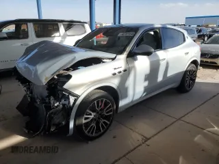 2023 Maserati Grecale Modena z VIN ZN682AVM5P7428905, wystawiony jako Copart lot #48181045 z przebiegiem 15 400 mil mil oraz Szkody całkowita. Historia ofert i sprzedaży dostępna na DreamBid. Obrazek 1.