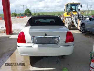 2006 Lincoln Town Car Signature z VIN 1LNHM81W36Y602874, wystawiony jako IAAI lot #42414765 z przebiegiem 121 459 mil mil oraz . Historia ofert i sprzedaży dostępna na DreamBid. Obrazek 16.